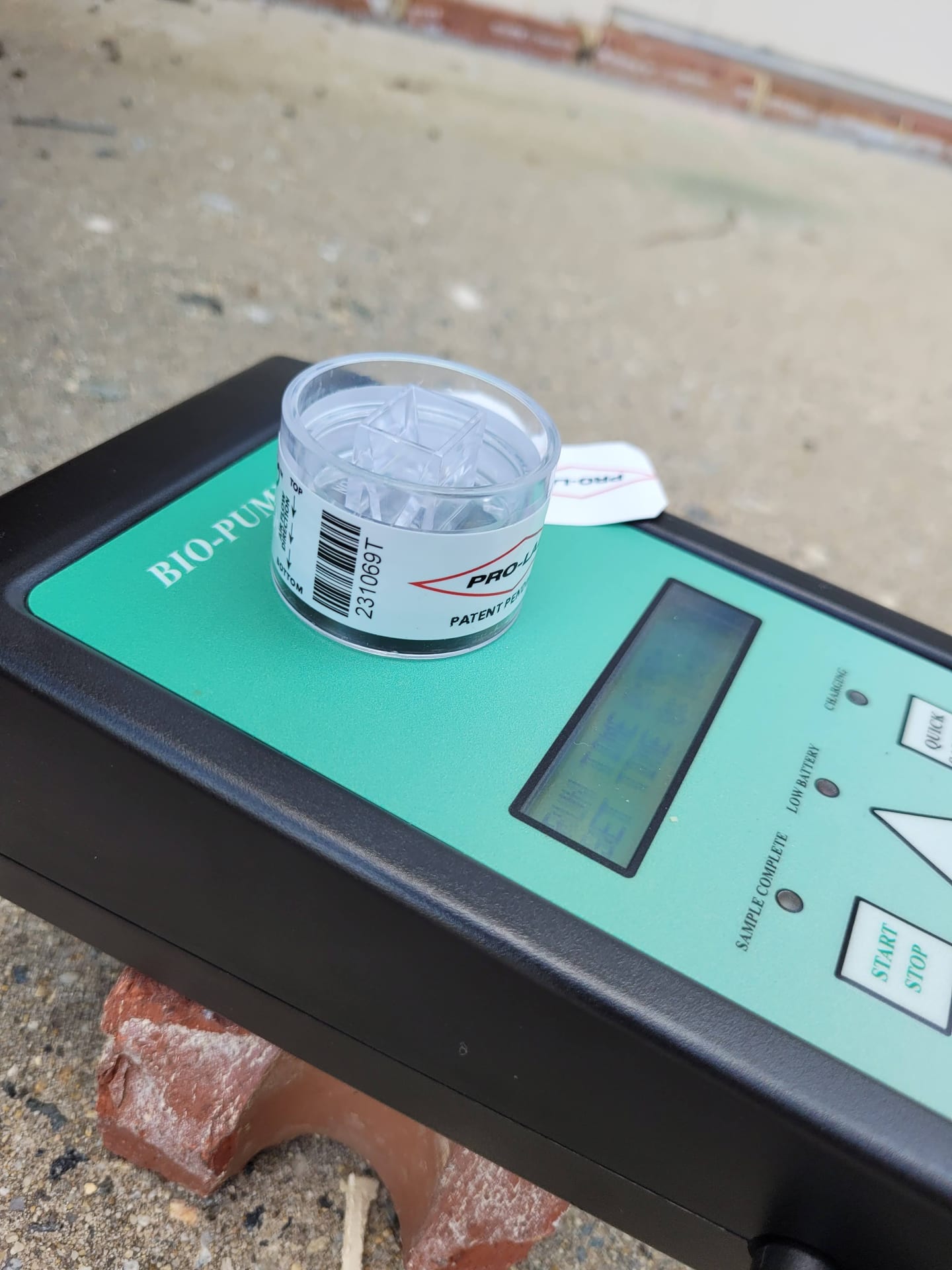 Air sampling cassette mounted on a calibrated testing pump